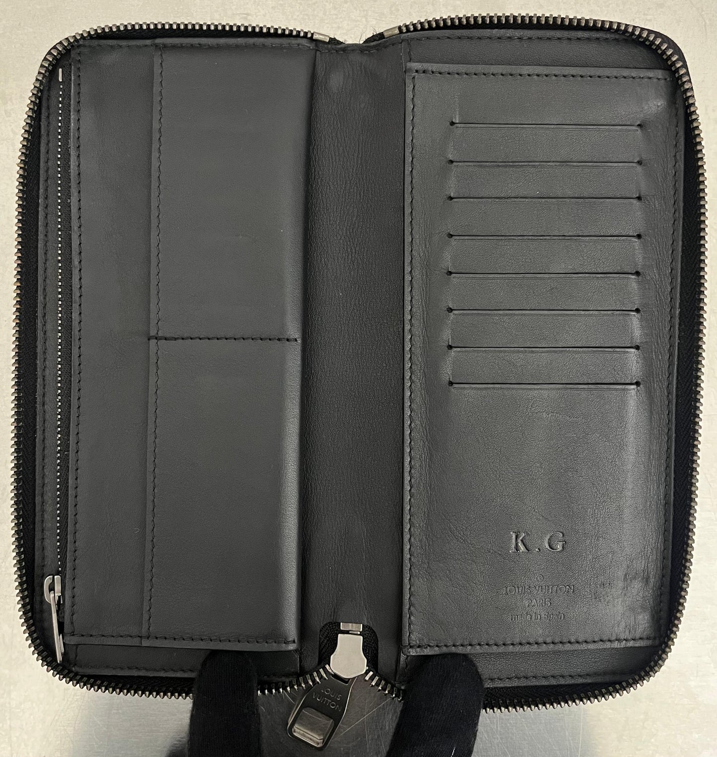 Louis Vuitton Zippy Vertical Infini Leder (Initialen K.G)