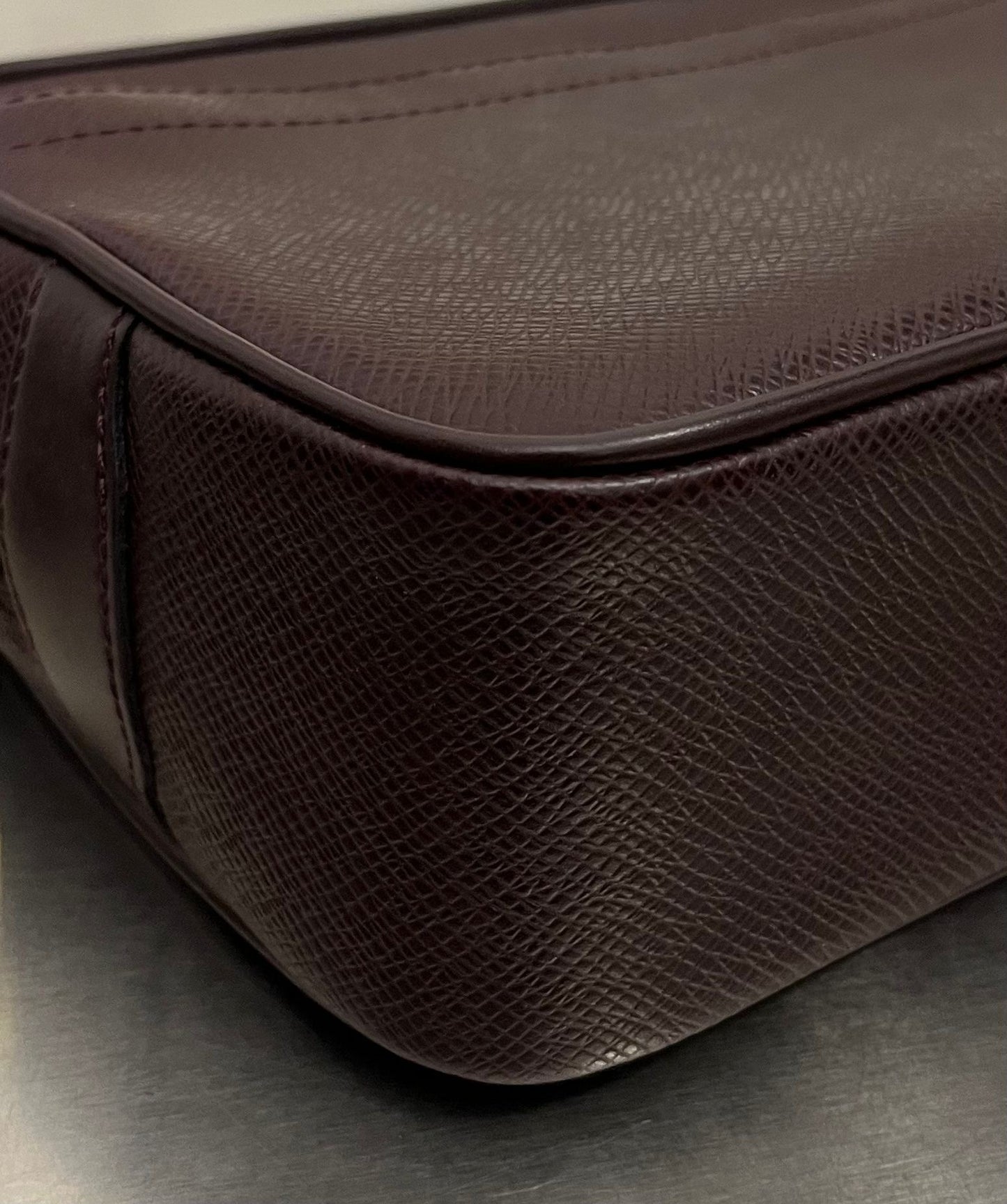 Louis Vuitton Karga Taiga Leder