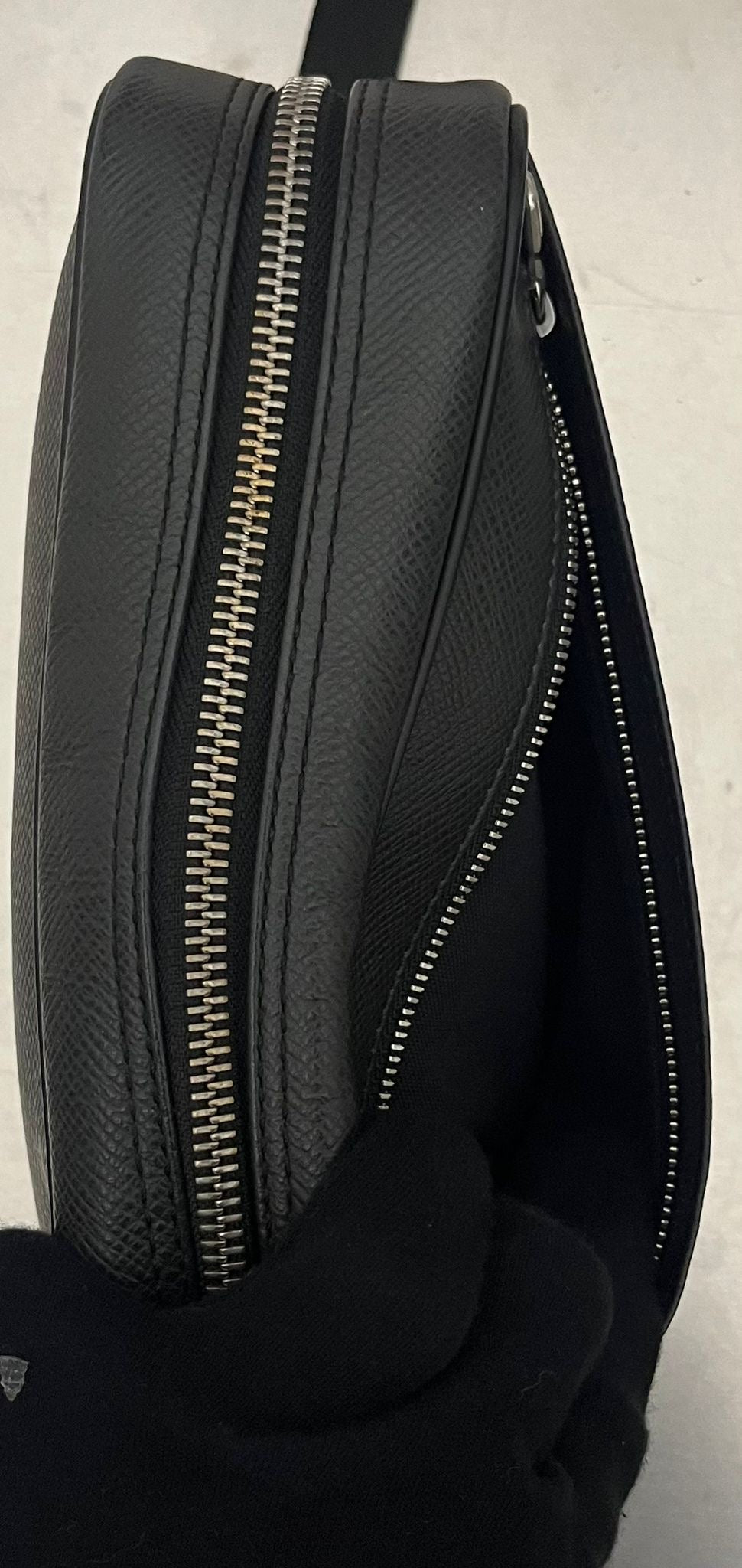 Louis Vuitton Karga Taiga Leder