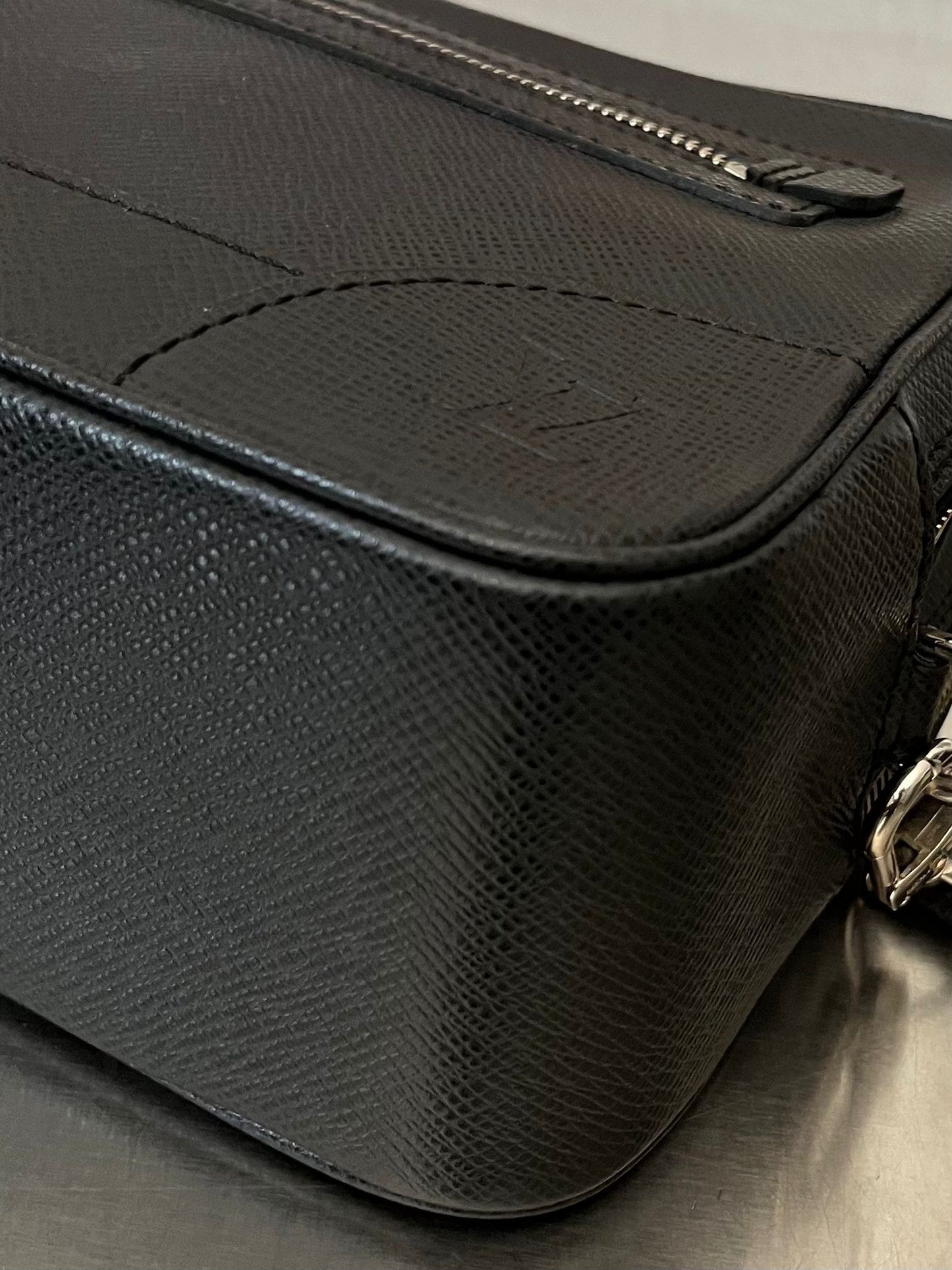 Louis Vuitton Pavel Taiga Leder