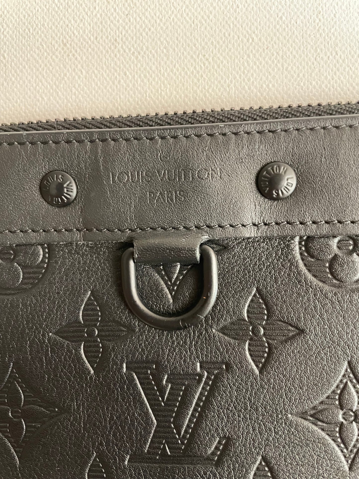 Louis Vuitton Shadow Pochette Discovery PM Leder