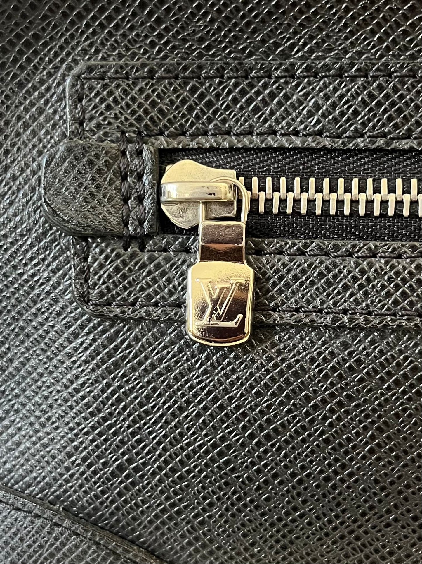 Louis Vuitton Pavel Taiga Leder