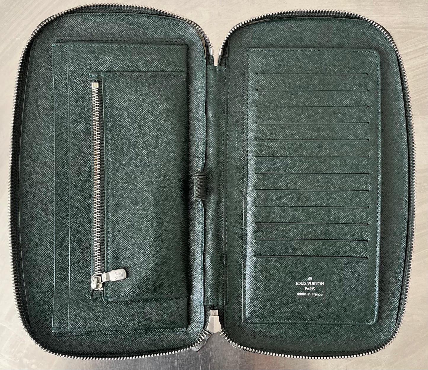 Louis Vuitton Atoll Organizer Taiga (Dunkelgrün)