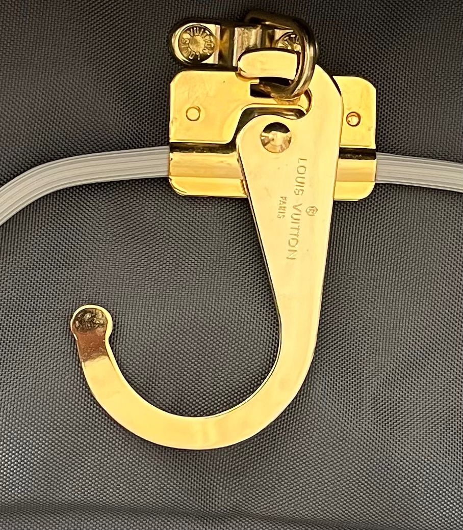 Louis Vuitton Taiga Bering Kleiderhülle