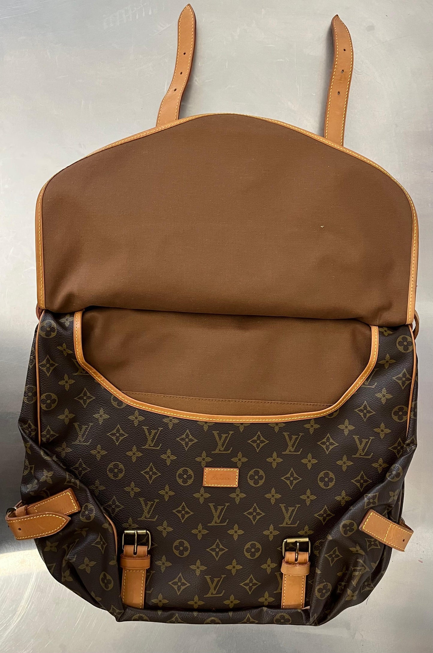 Louis Vuitton Saumur 43
