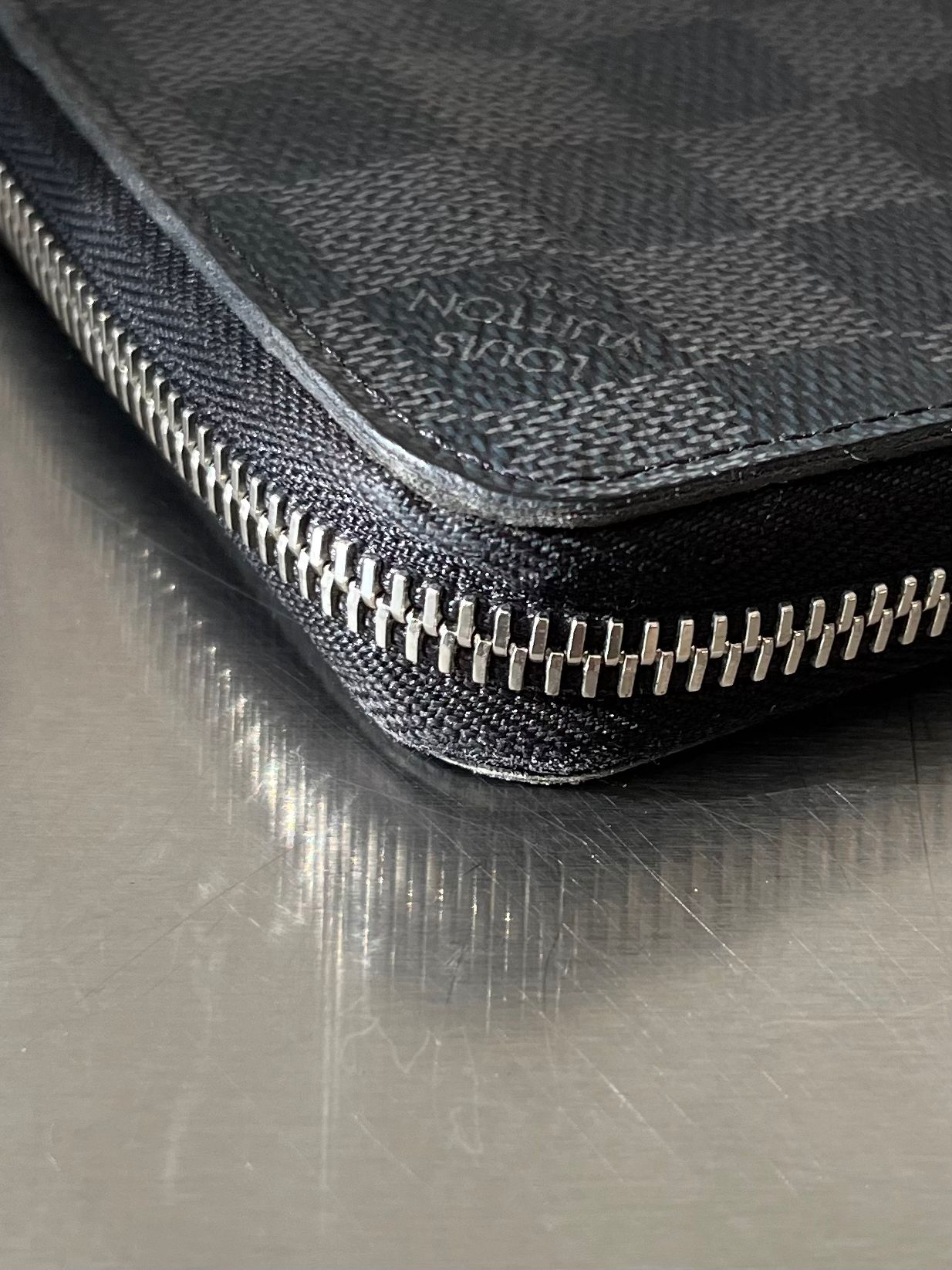 Louis Vuitton Zippy Vertical Damier