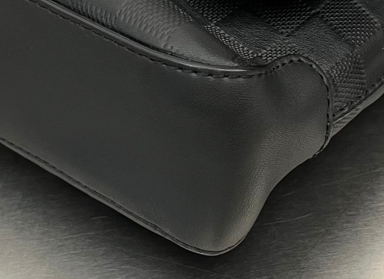 Louis Vuitton District Infini Leder