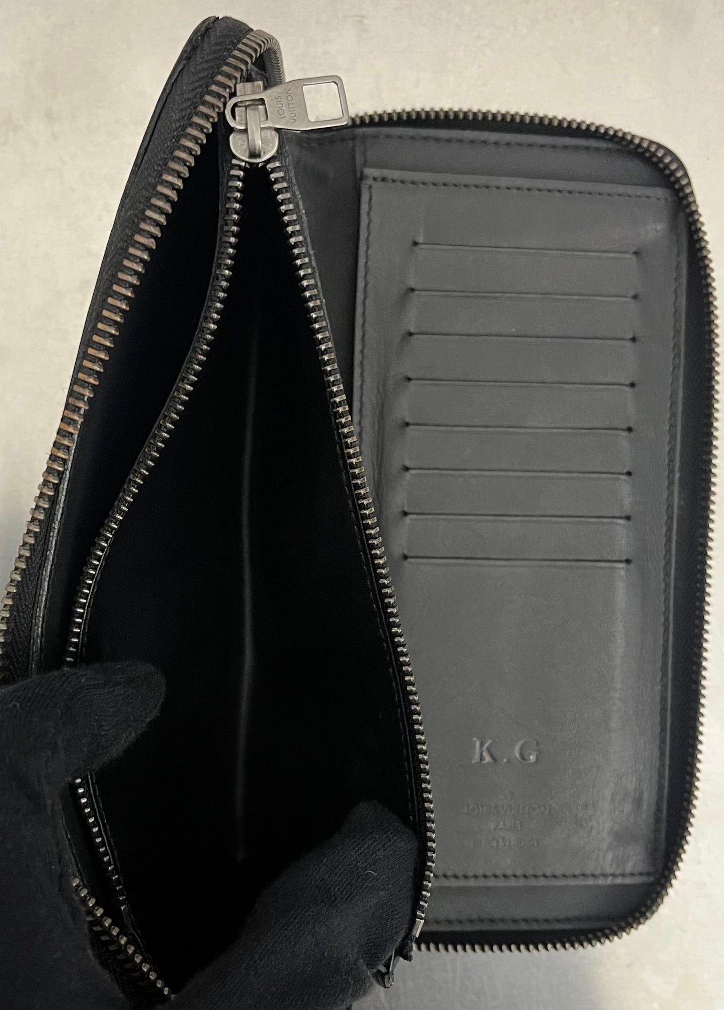 Louis Vuitton Zippy Vertical Infini Leder (Initialen K.G)