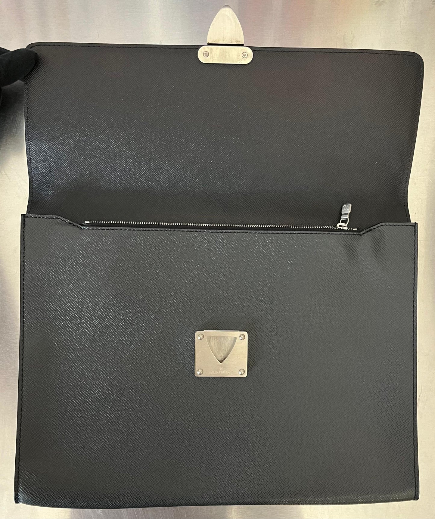 Louis Vuitton Porte Documents Minuto Taiga