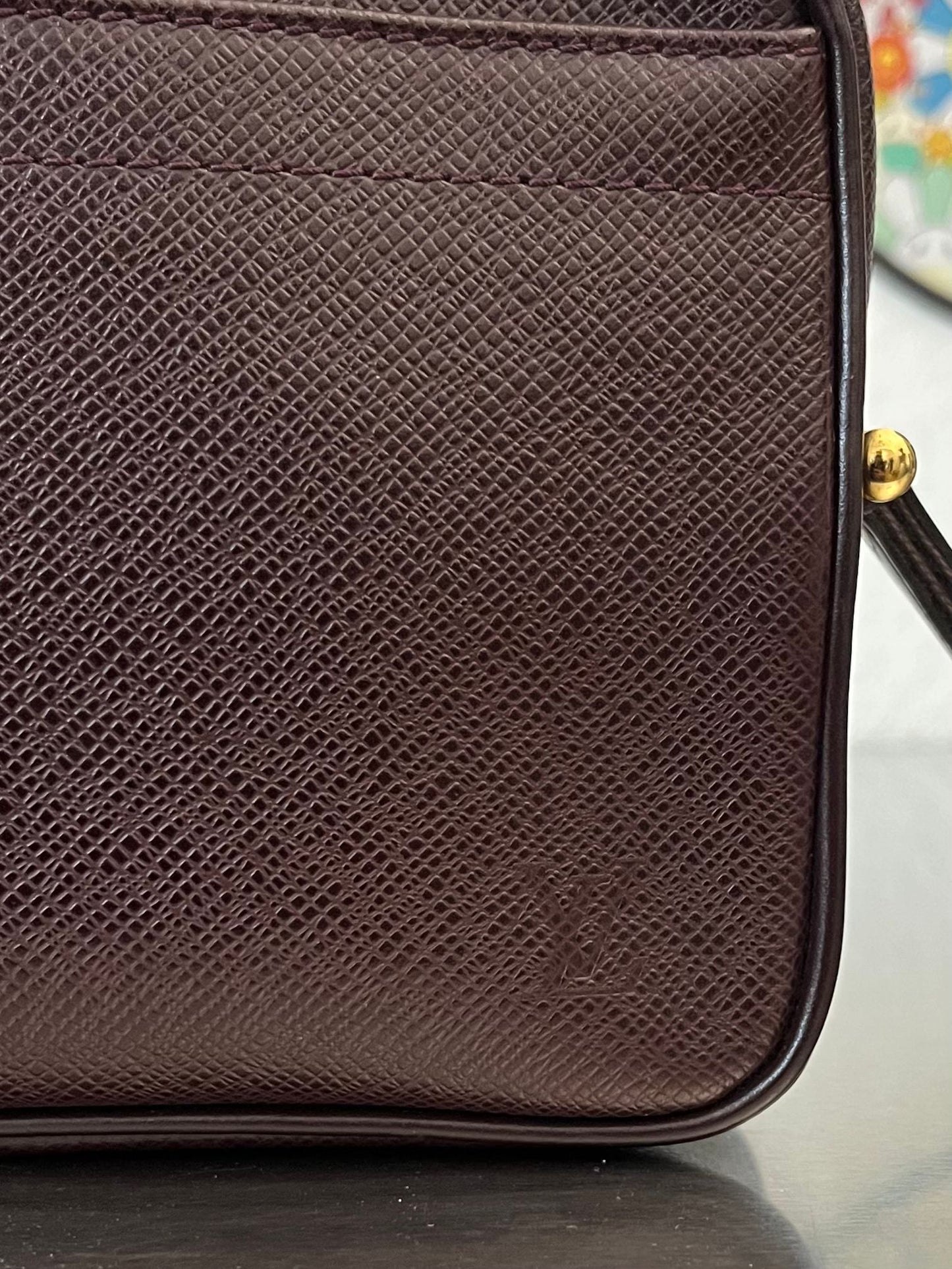 Louis Vuitton Karga Taiga Leder