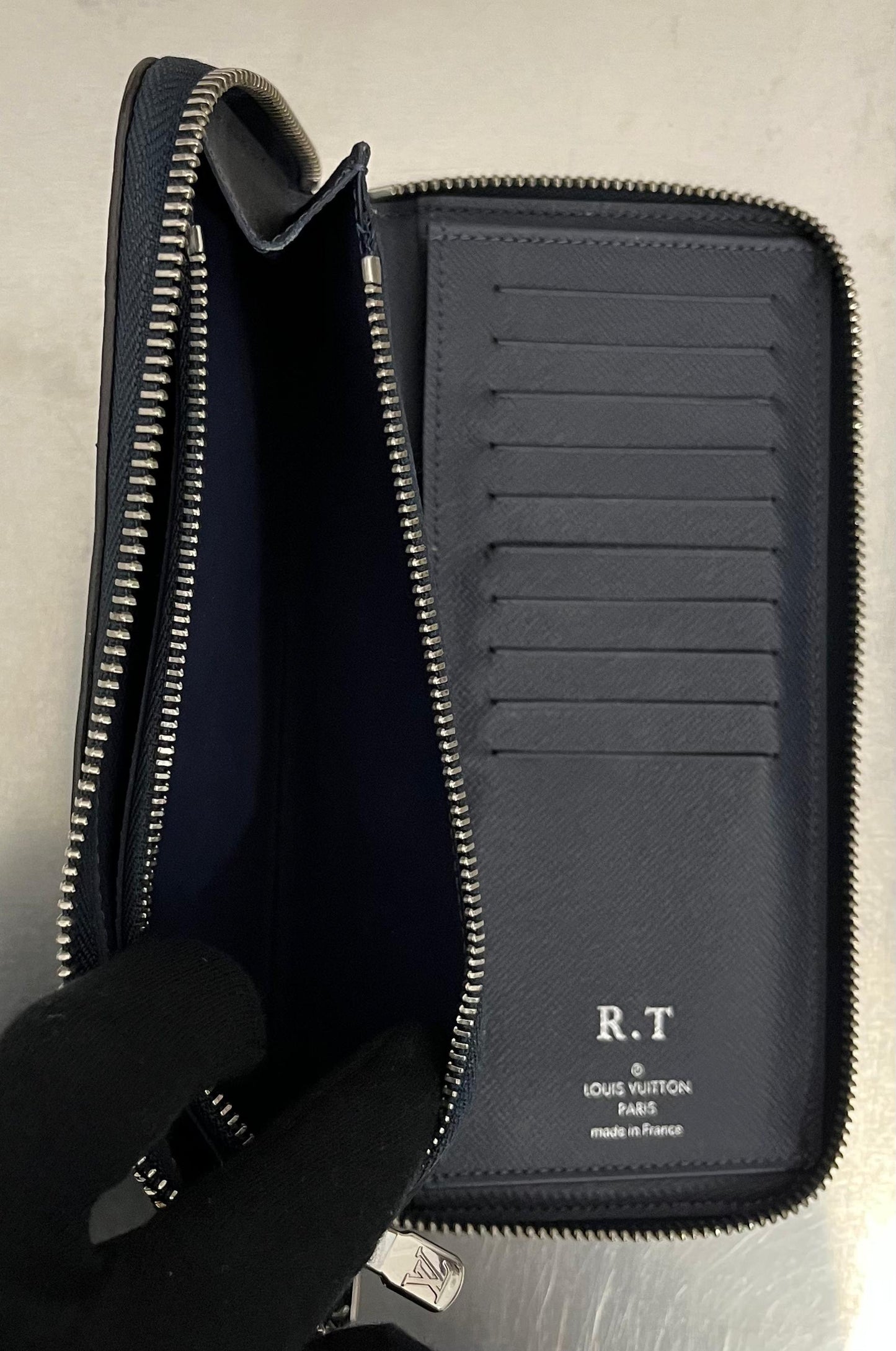 Louis Vuitton Zippy Vertical Taiga mit Initialen R.T