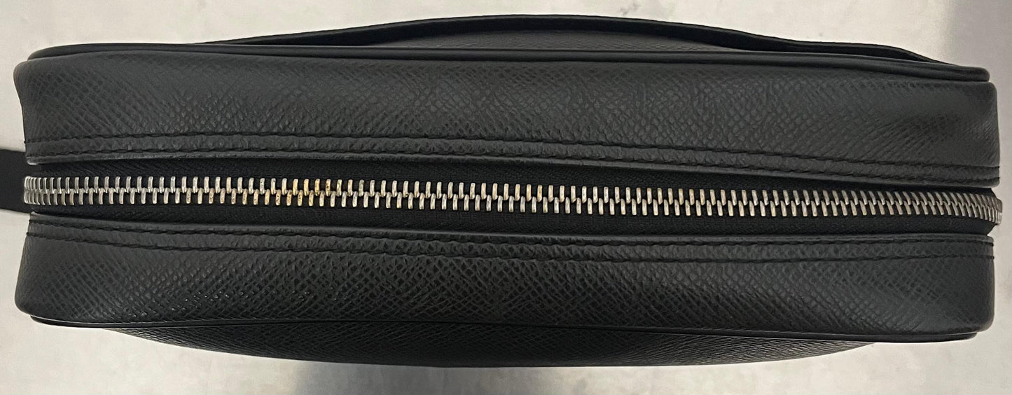 Louis Vuitton Karga Taiga Leder