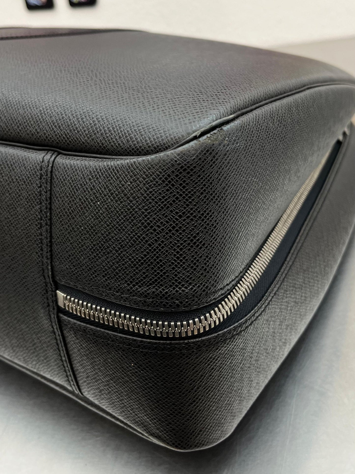 Louis Vuitton Helanga Taiga