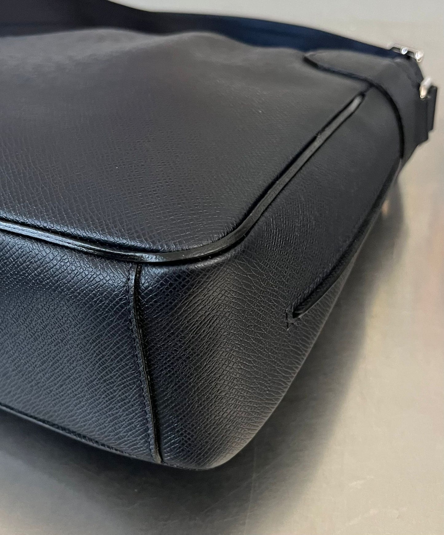 Louis Vuitton Roman MM Taiga Messenger