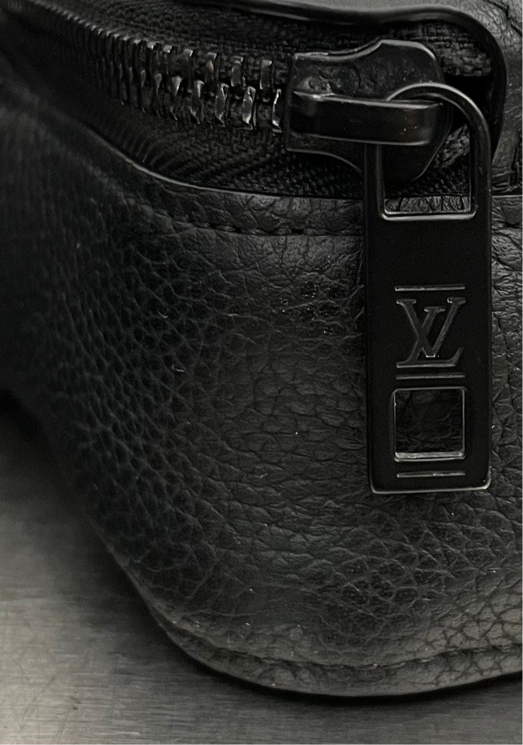 Louis Vuitton Alpha Wearable Geldbörse