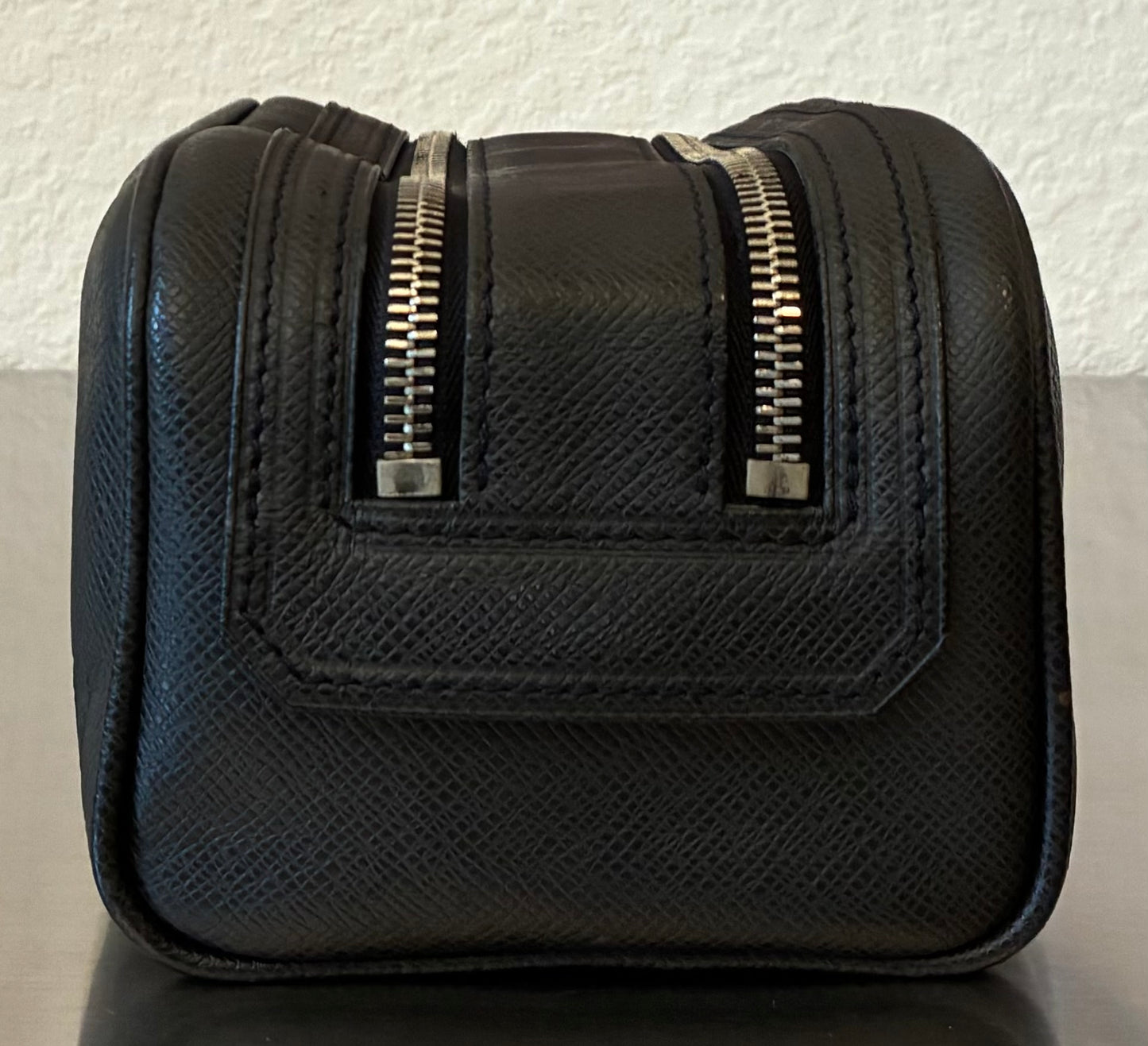 Louis Vuitton Trousse Ivan Taiga