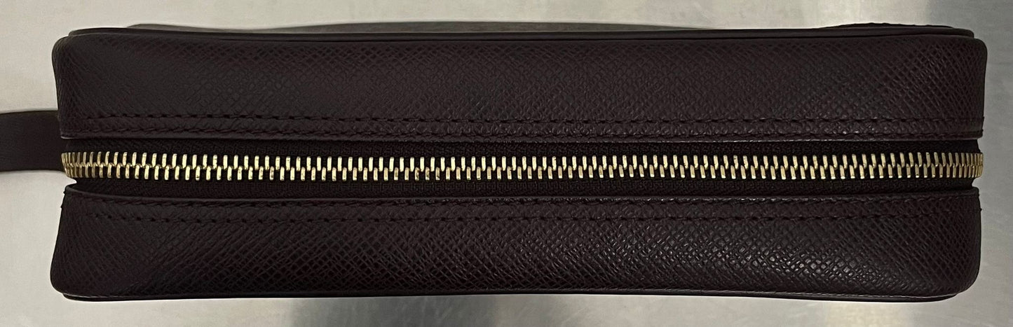 Louis Vuitton Karga Taiga Leder