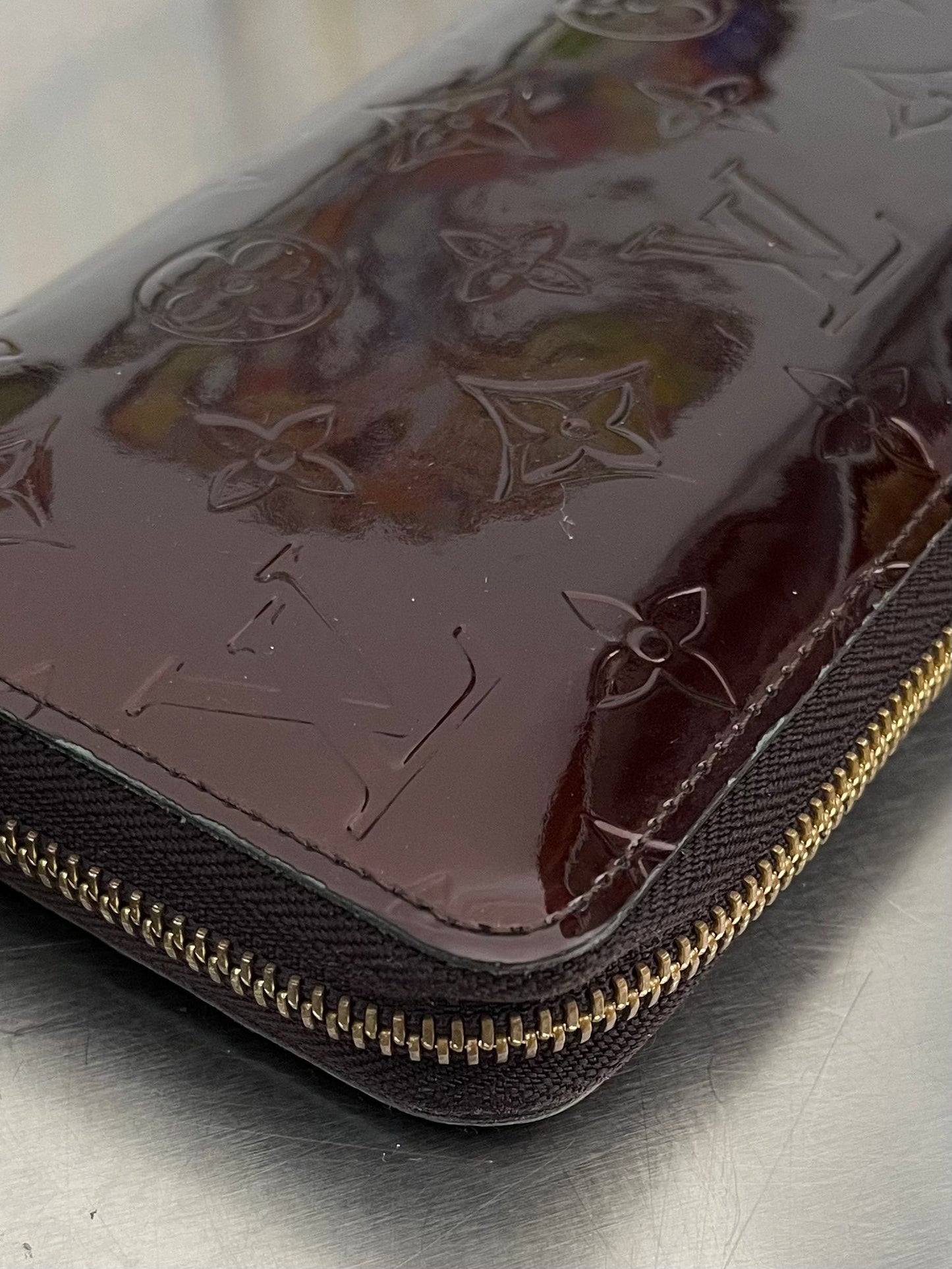 Louis Vuitton Zippy Lackleder