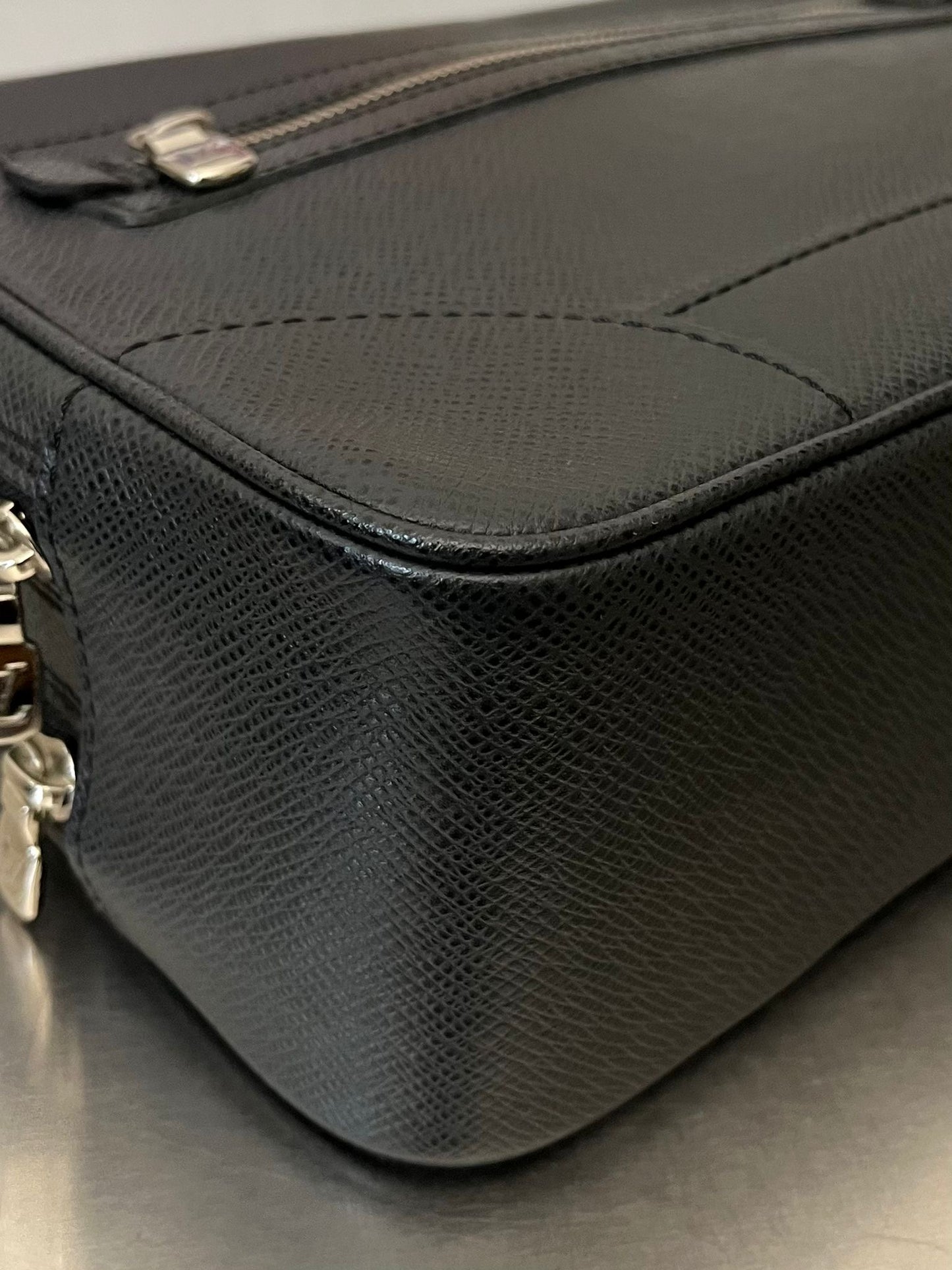 Louis Vuitton Pavel Taiga Leder