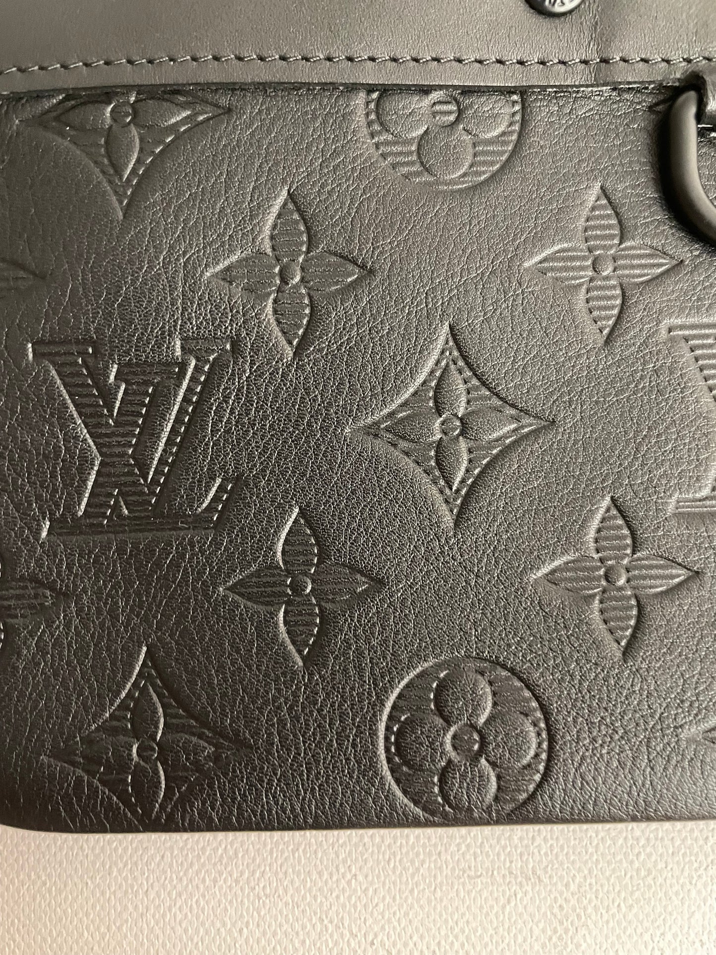 Louis Vuitton Shadow Pochette Discovery PM Leder