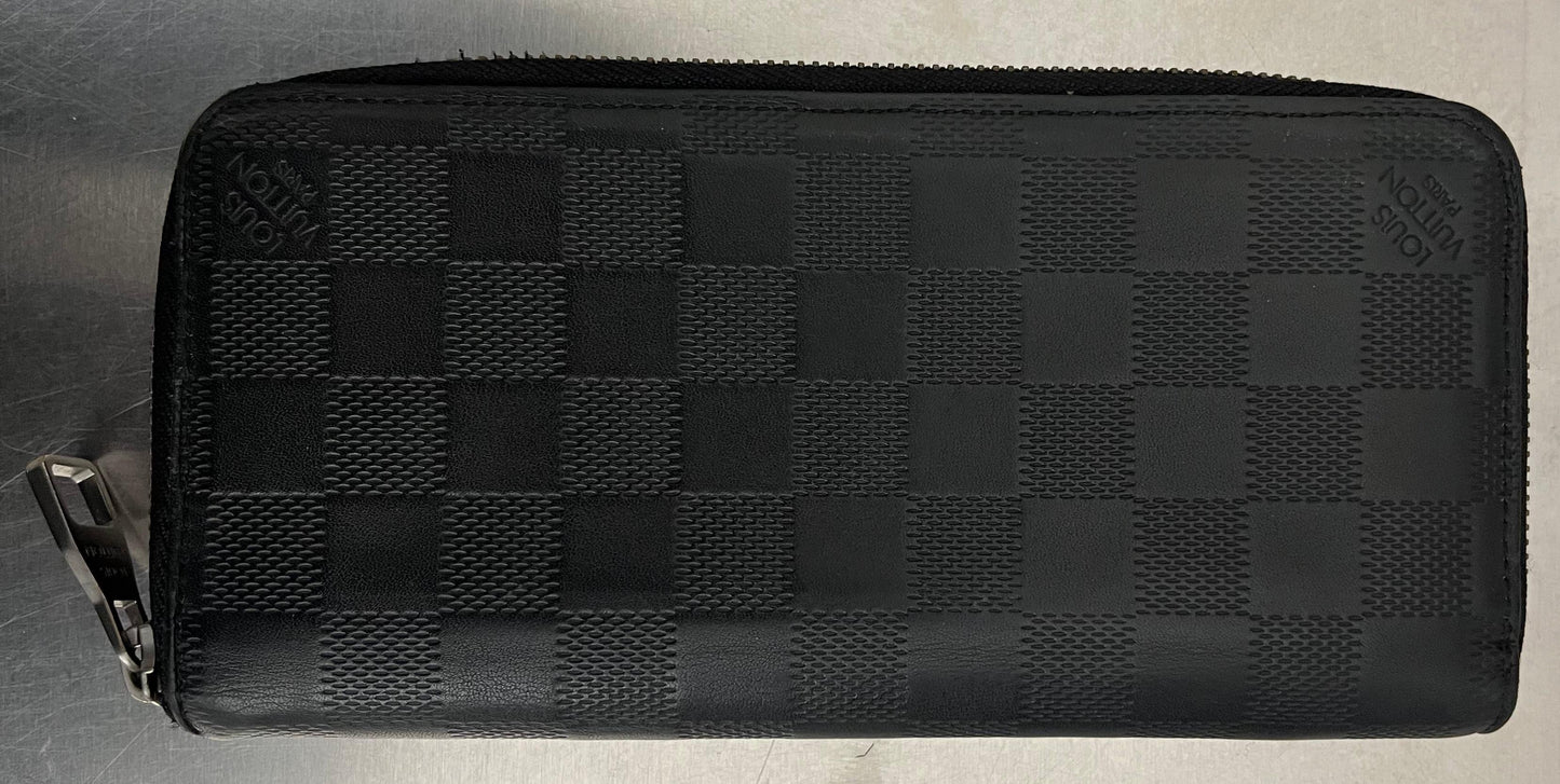 Louis Vuitton Zippy Vertical Infini Leder (Initialen K.G)