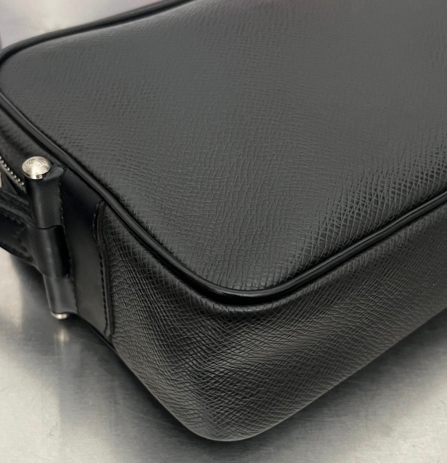Louis Vuitton Karga Taiga Leder