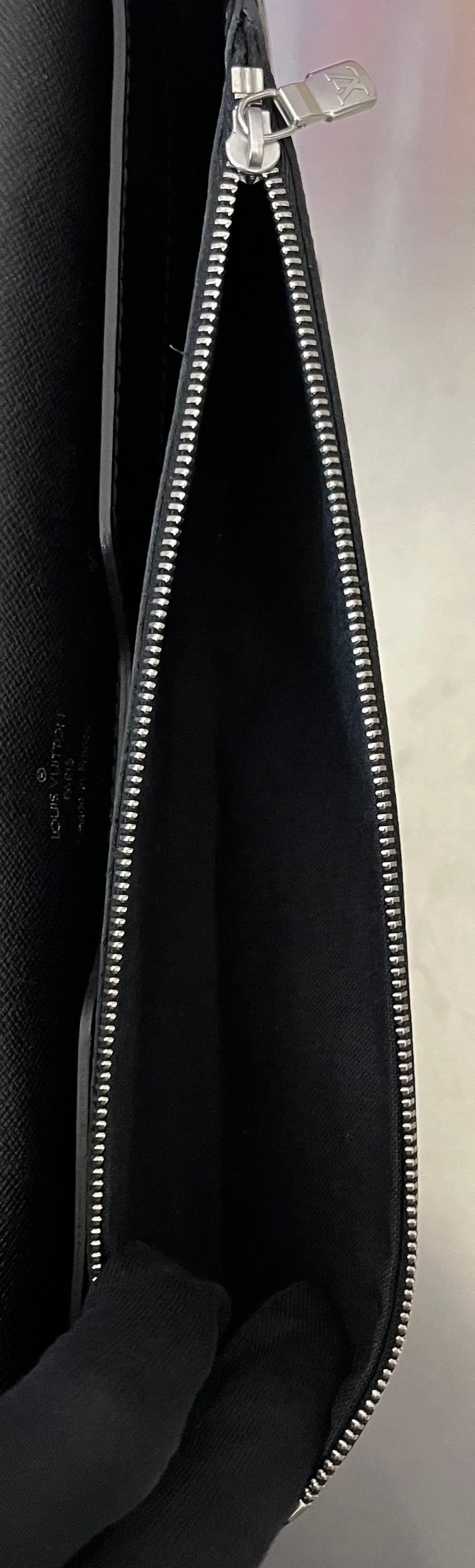 Louis Vuitton Porte Documents Minuto Taiga