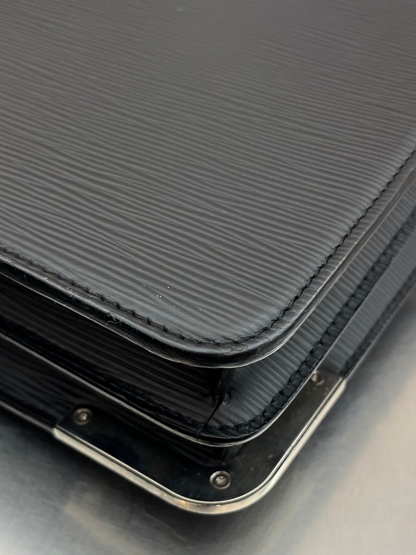 Louis Vuitton Larry Epi Leder