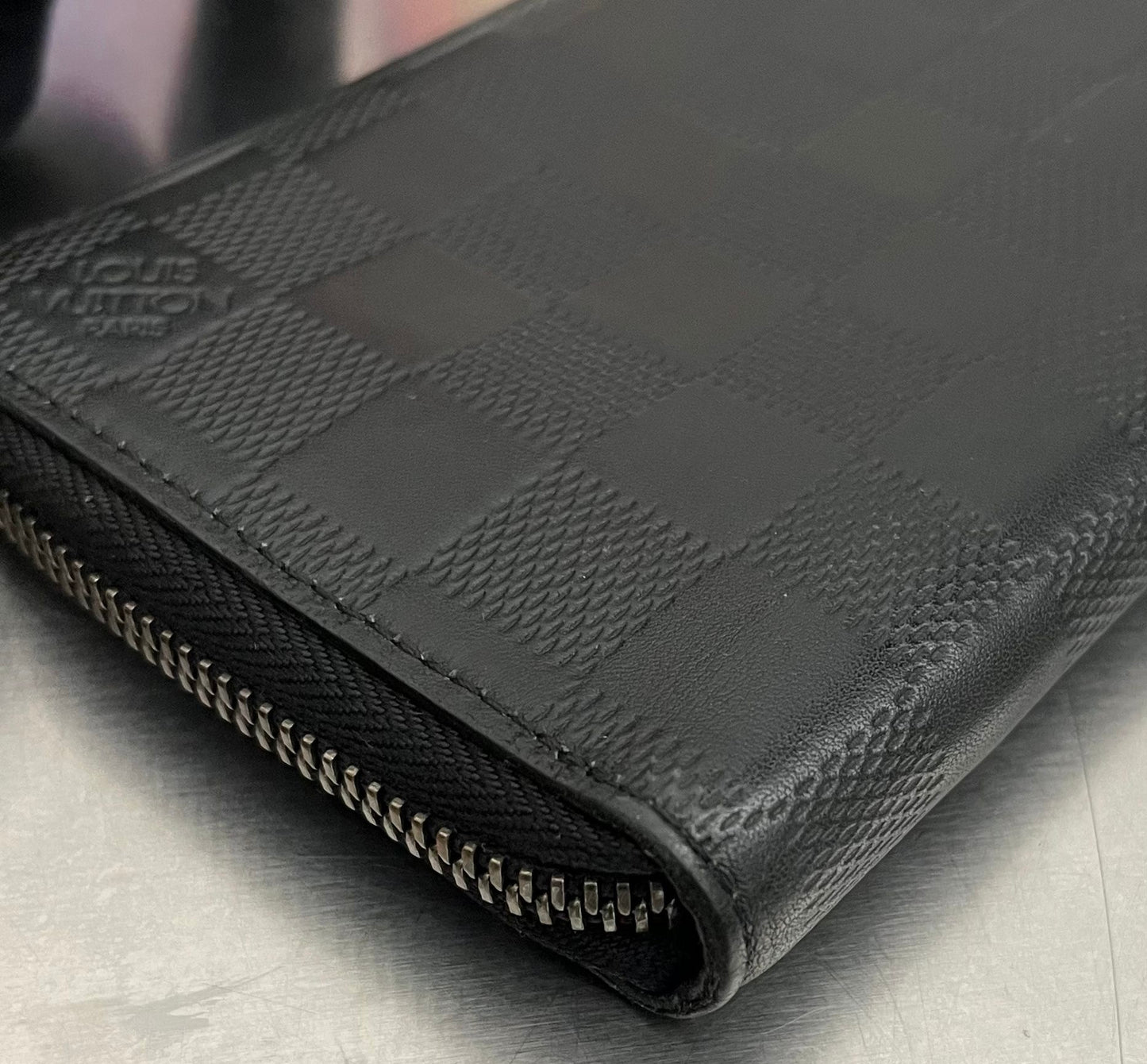 Louis Vuitton Zippy Vertical Infini Leder (Initialen K.G)