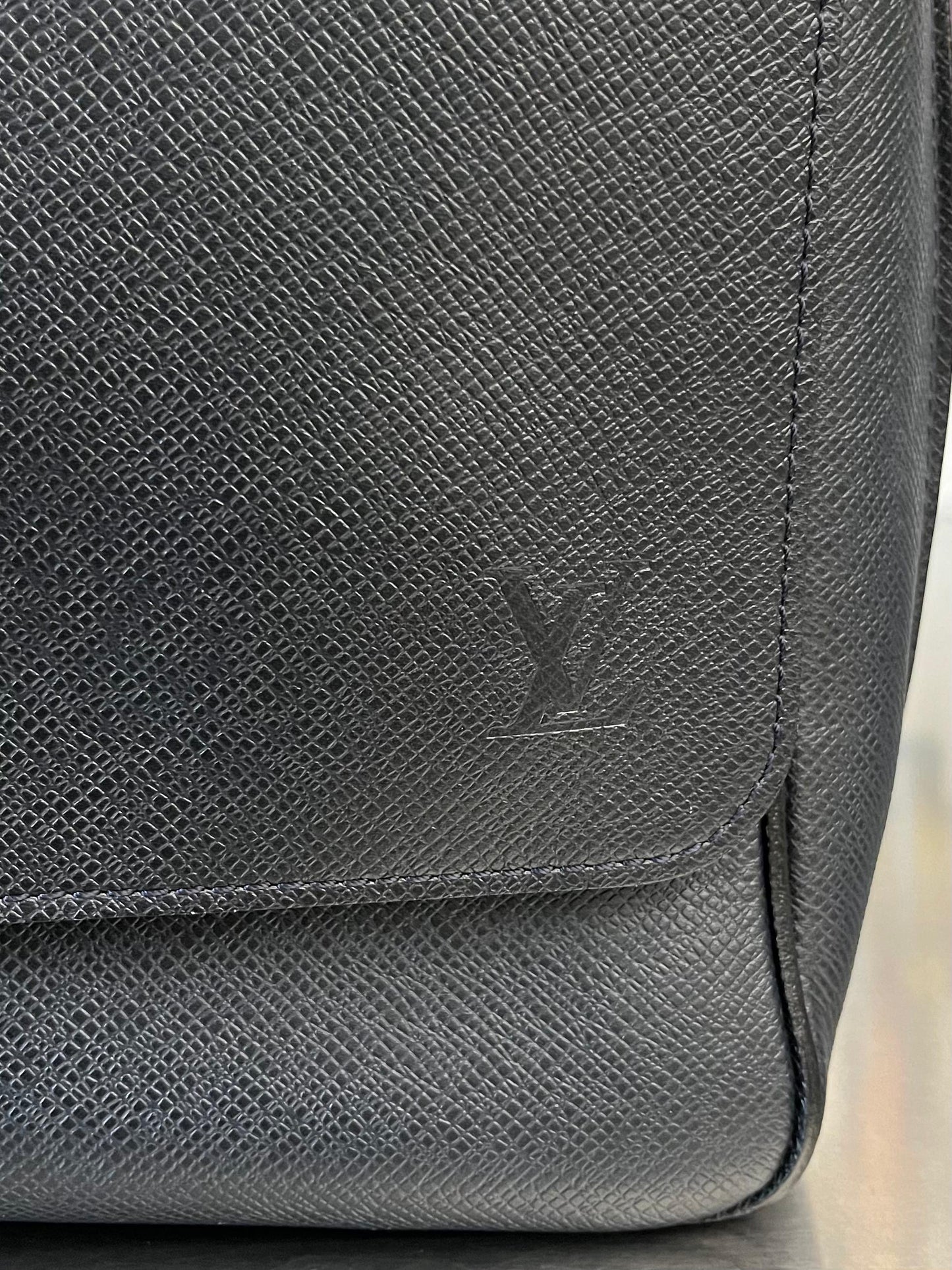 Louis Vuitton Roman MM Taiga Messenger