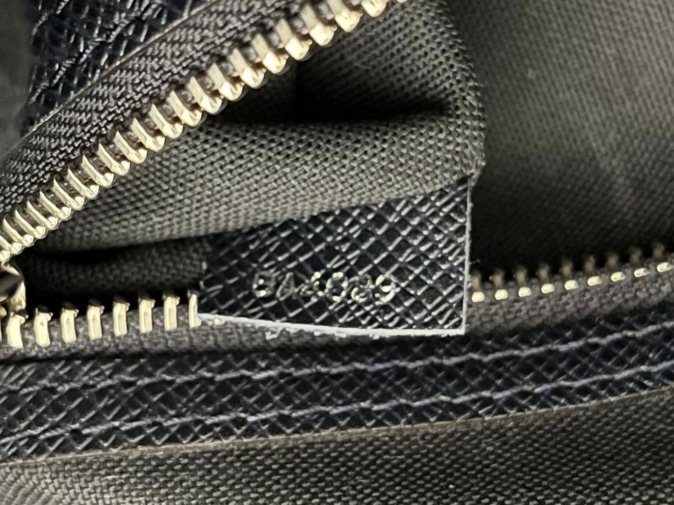 Louis Vuitton Roman MM Taiga Messenger