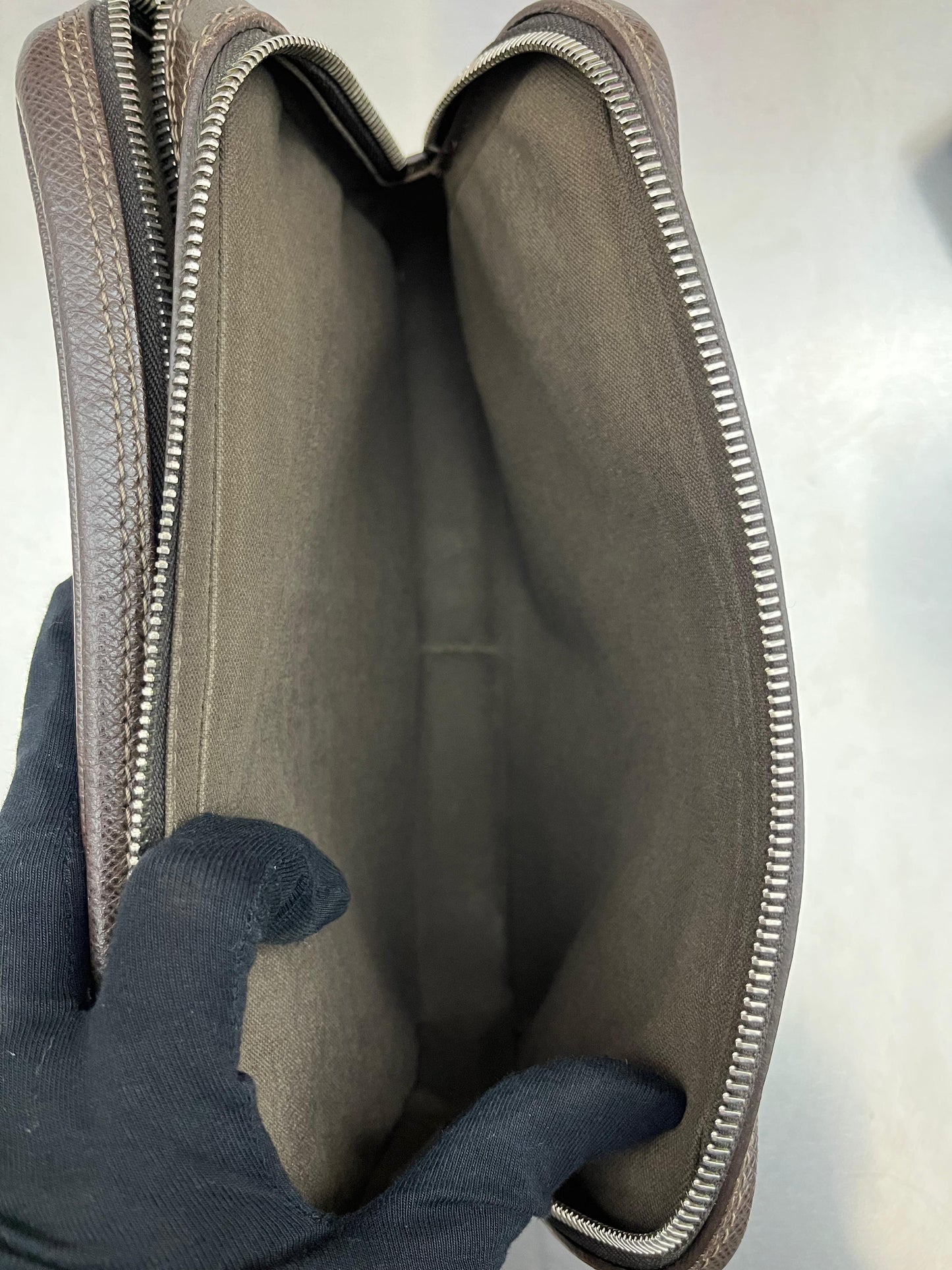 Louis Vuitton Pavel Taiga Leder (Braun)