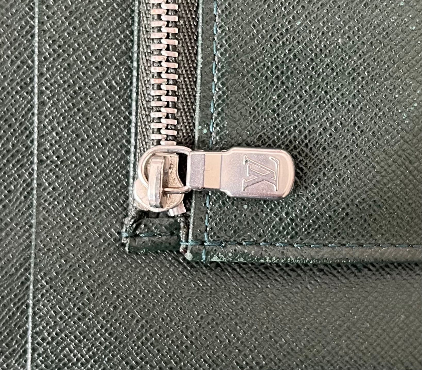 Louis Vuitton Atoll Organizer Taiga (Dunkelgrün)