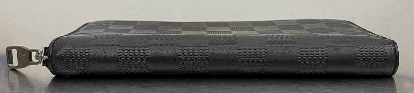 Louis Vuitton Zippy Vertical Infini Leder (Initialen K.G)