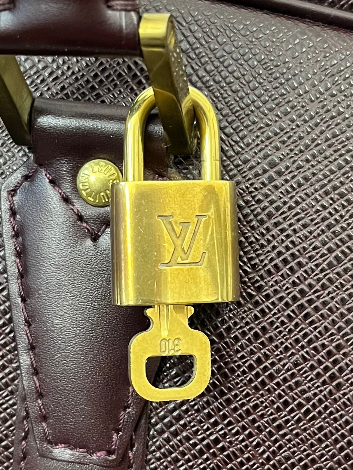 Louis Vuitton Helanga Taiga