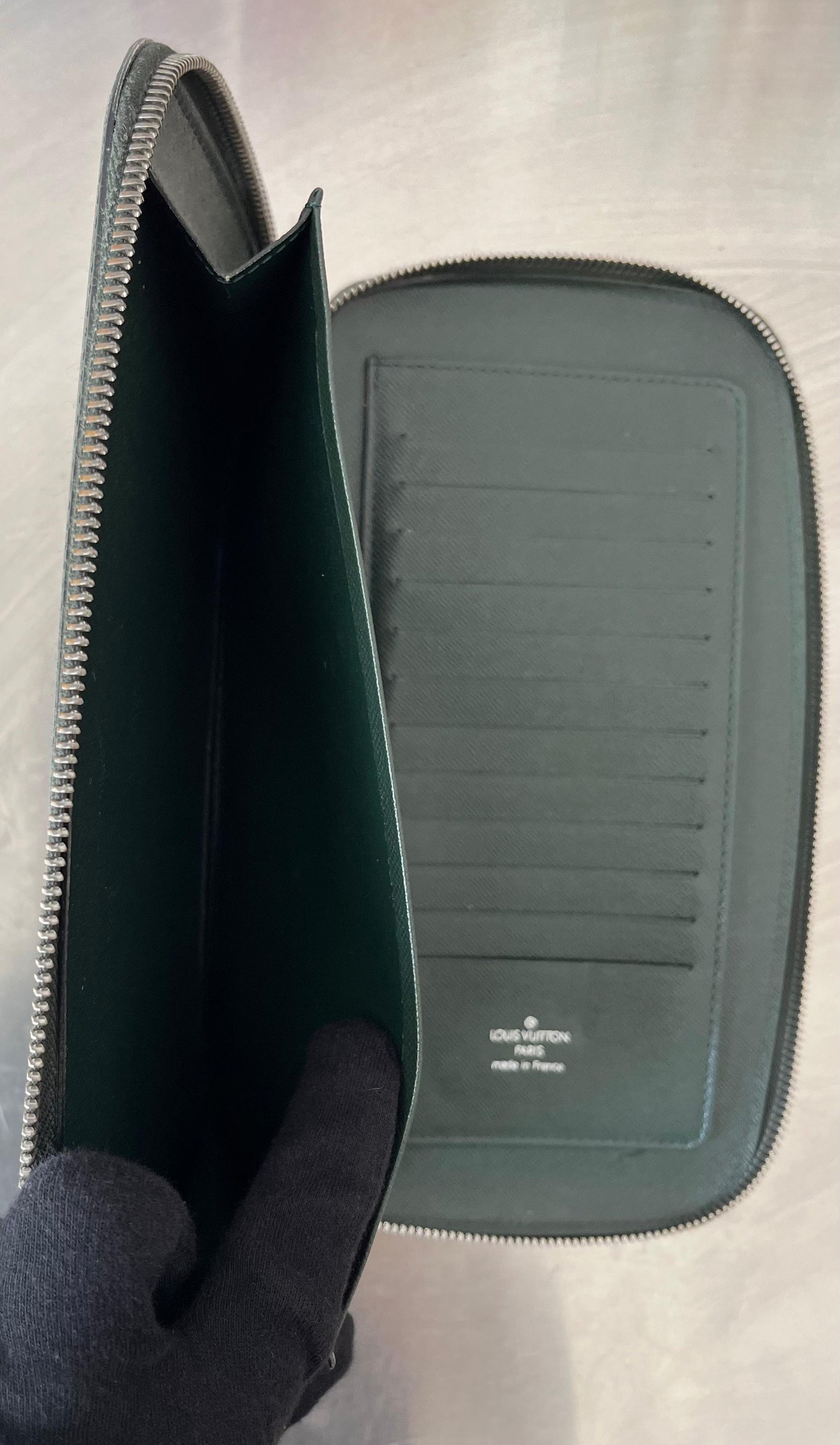 Louis Vuitton Atoll Organizer Taiga (Dunkelgrün)