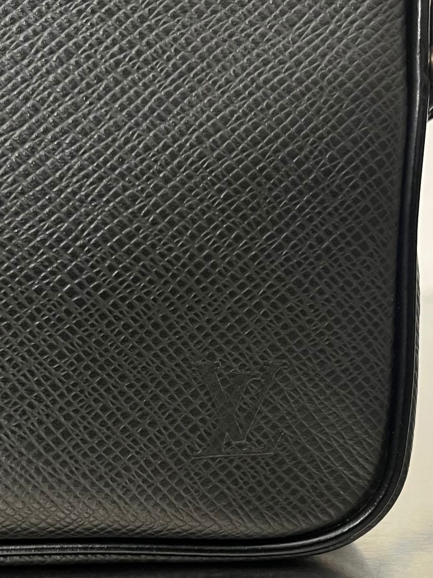 Louis Vuitton Karga Taiga Leder