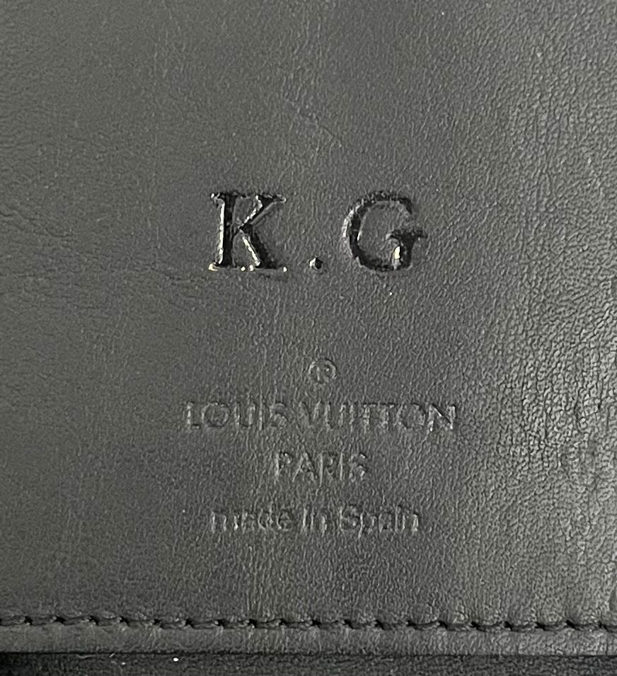 Louis Vuitton Zippy Vertical Infini Leder (Initialen K.G)