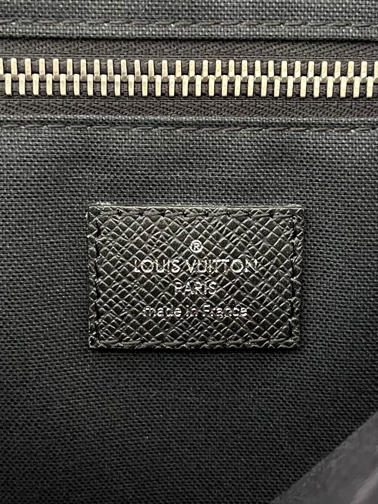 Louis Vuitton Roman PM Taiga Messenger