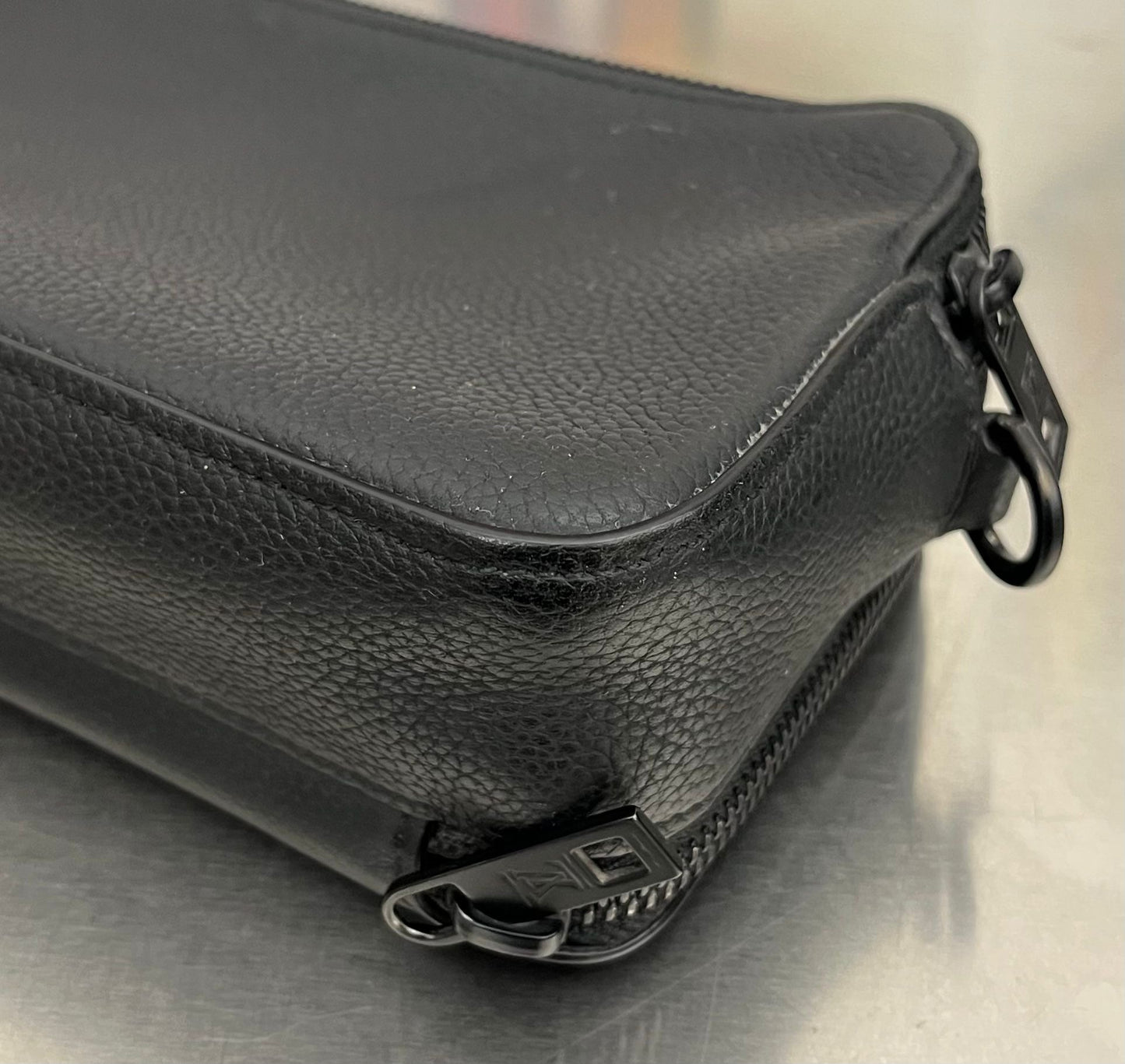 Louis Vuitton Alpha Wearable Geldbörse