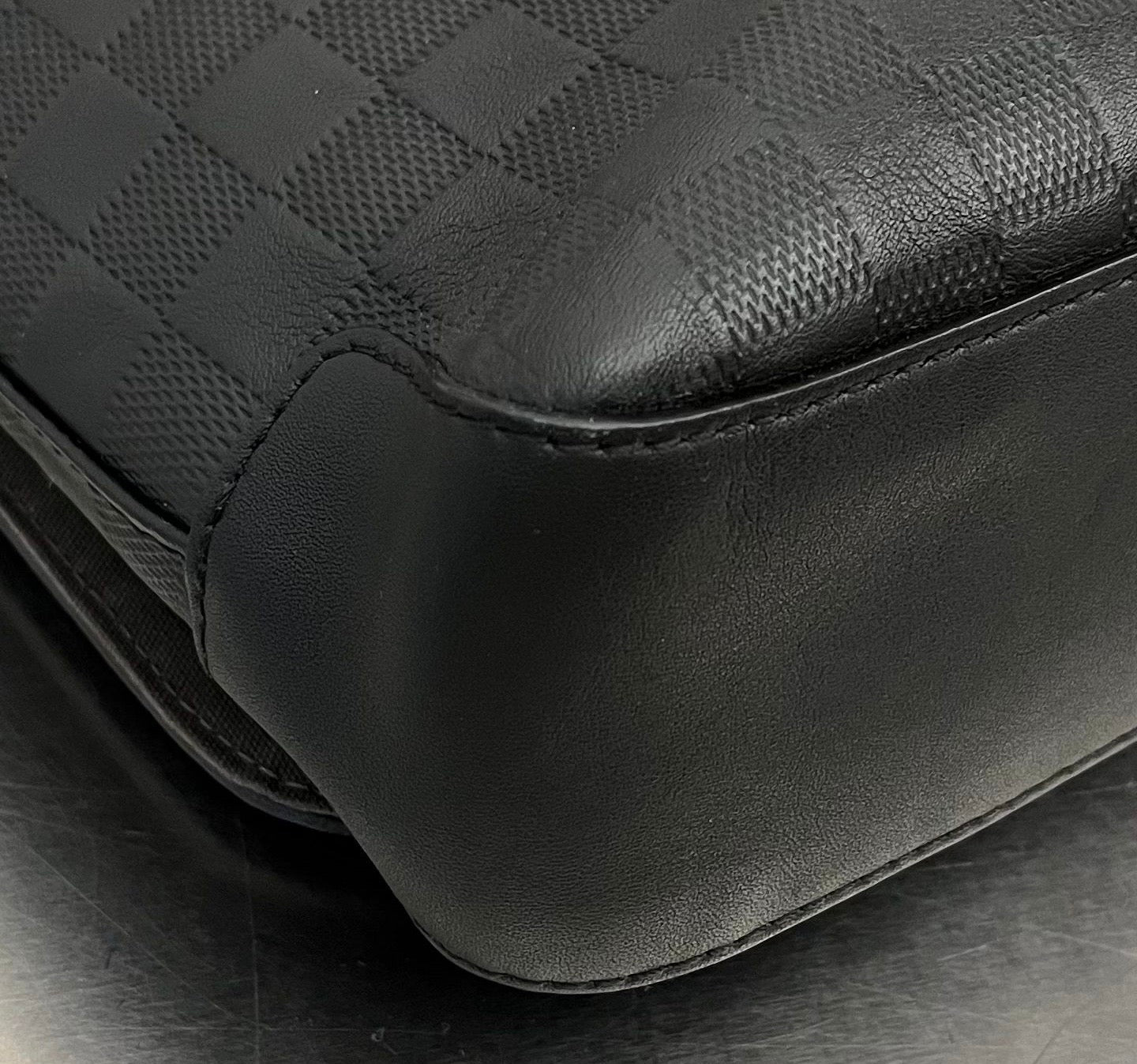 Louis Vuitton District Infini Leder