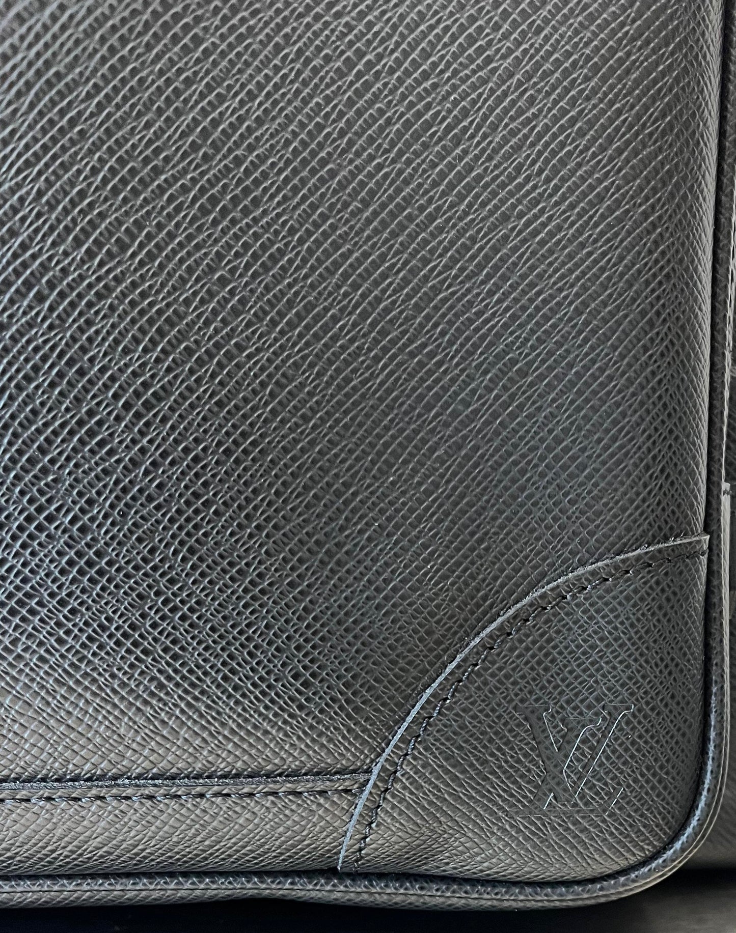 Louis Vuitton Nikolai  Taiga Leder