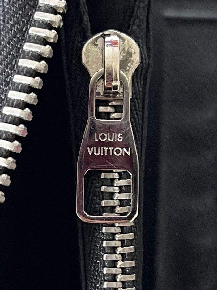 Louis Vuitton Zippy Vertical Taiga