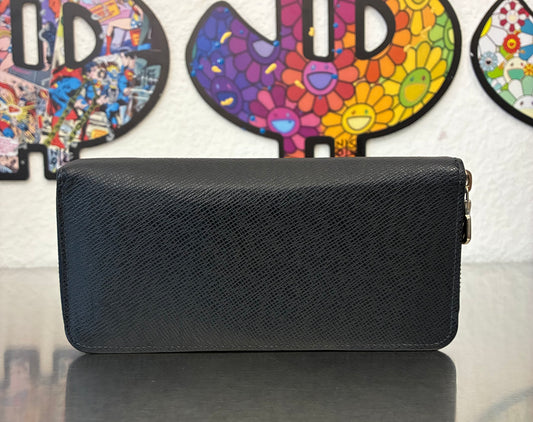Louis Vuitton Zippy Vertical Taiga mit Initialen R.T