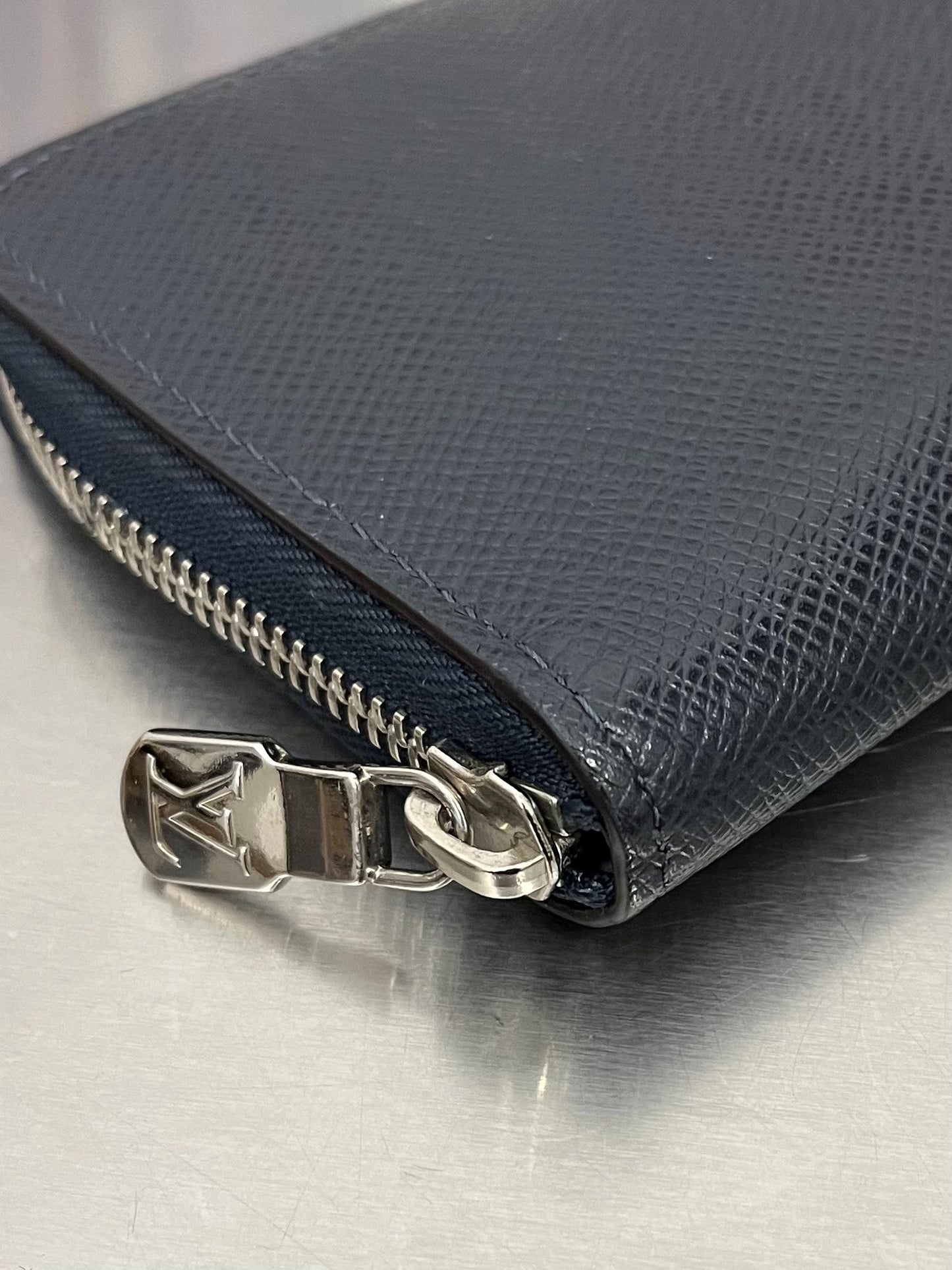 Louis Vuitton Zippy Vertical Taiga mit Initialen R.T
