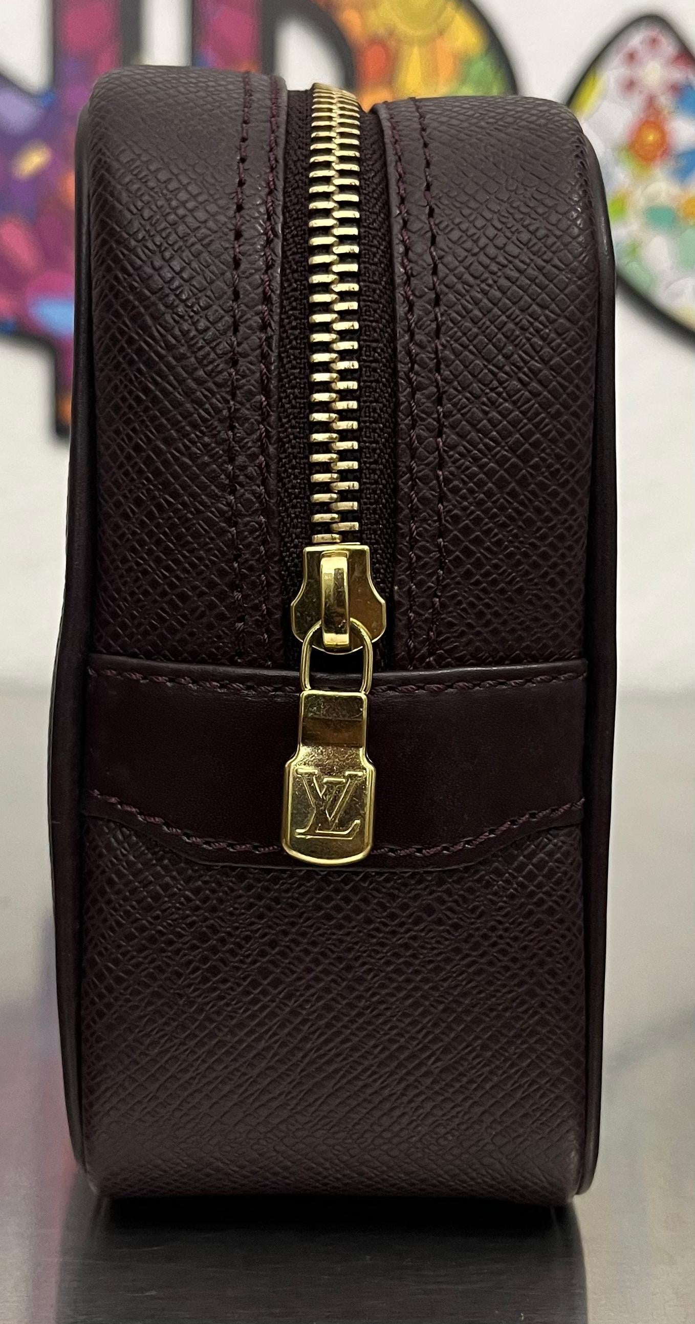 Louis Vuitton Karga Taiga Leder