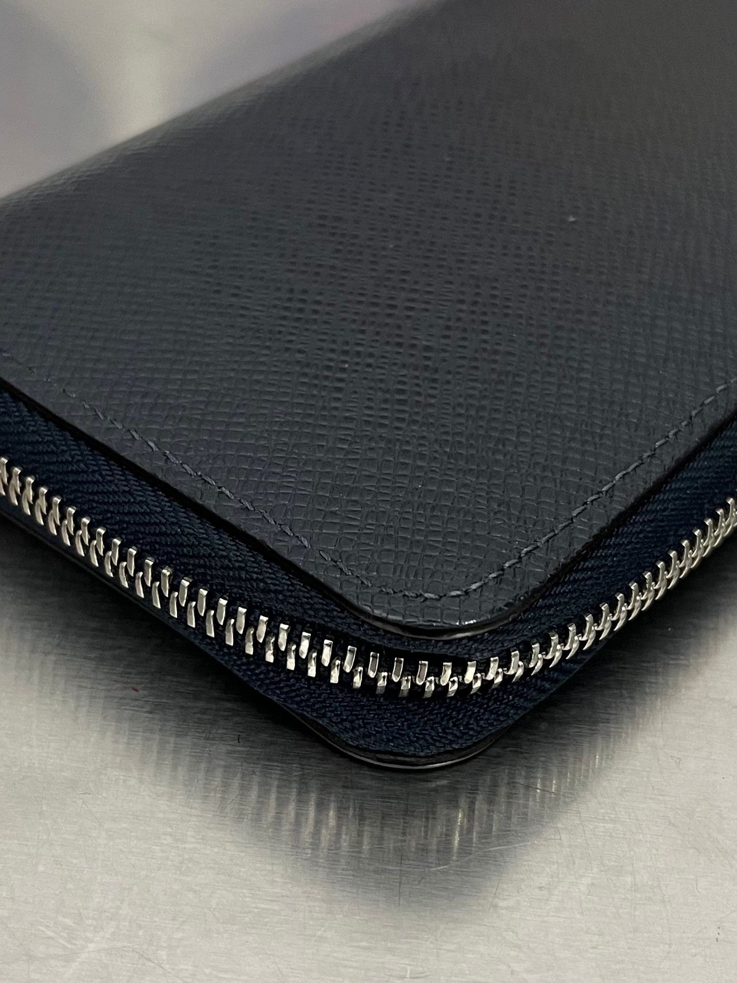 Louis Vuitton Zippy Vertical Taiga mit Initialen R.T