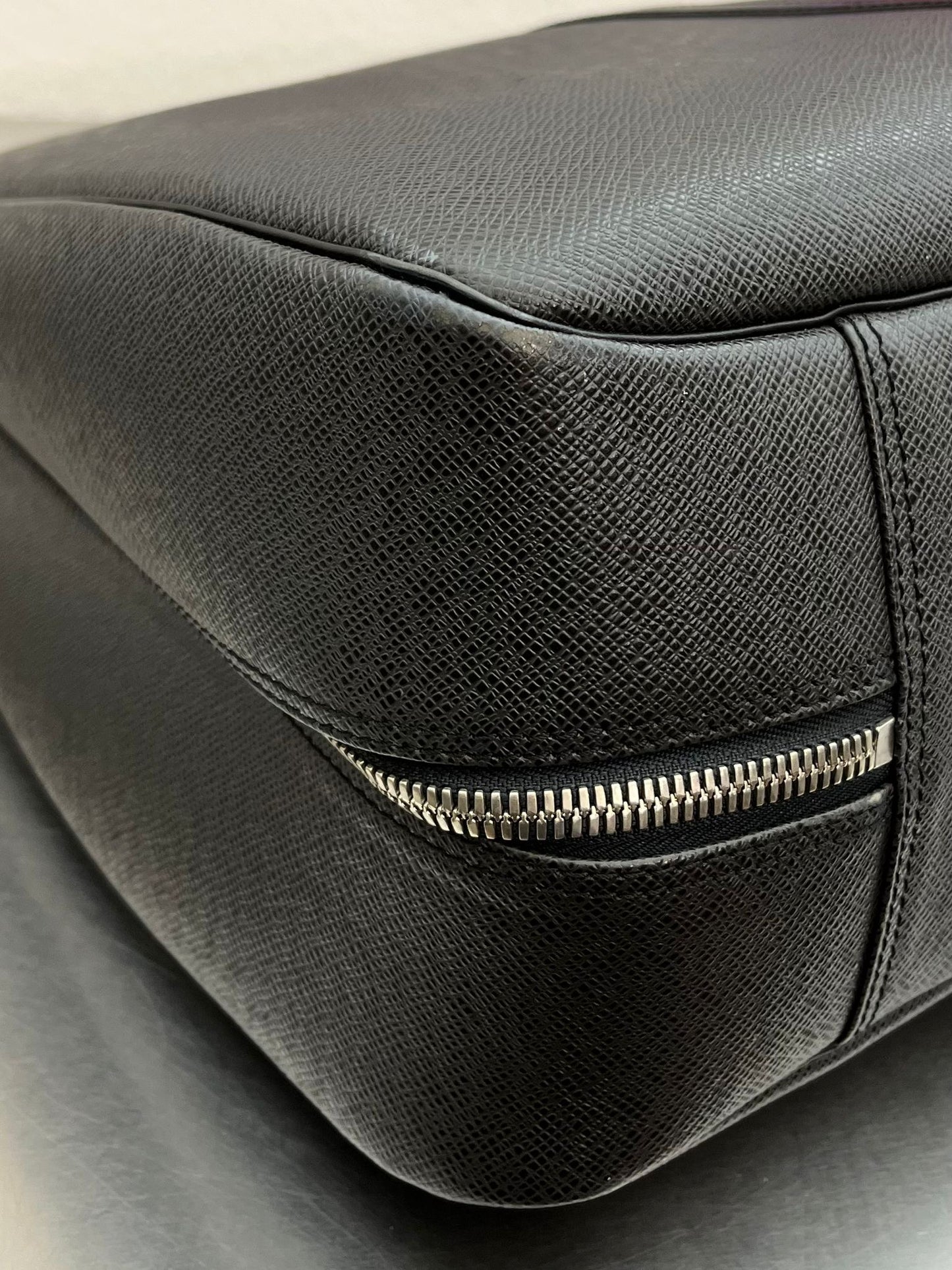 Louis Vuitton Helanga Taiga