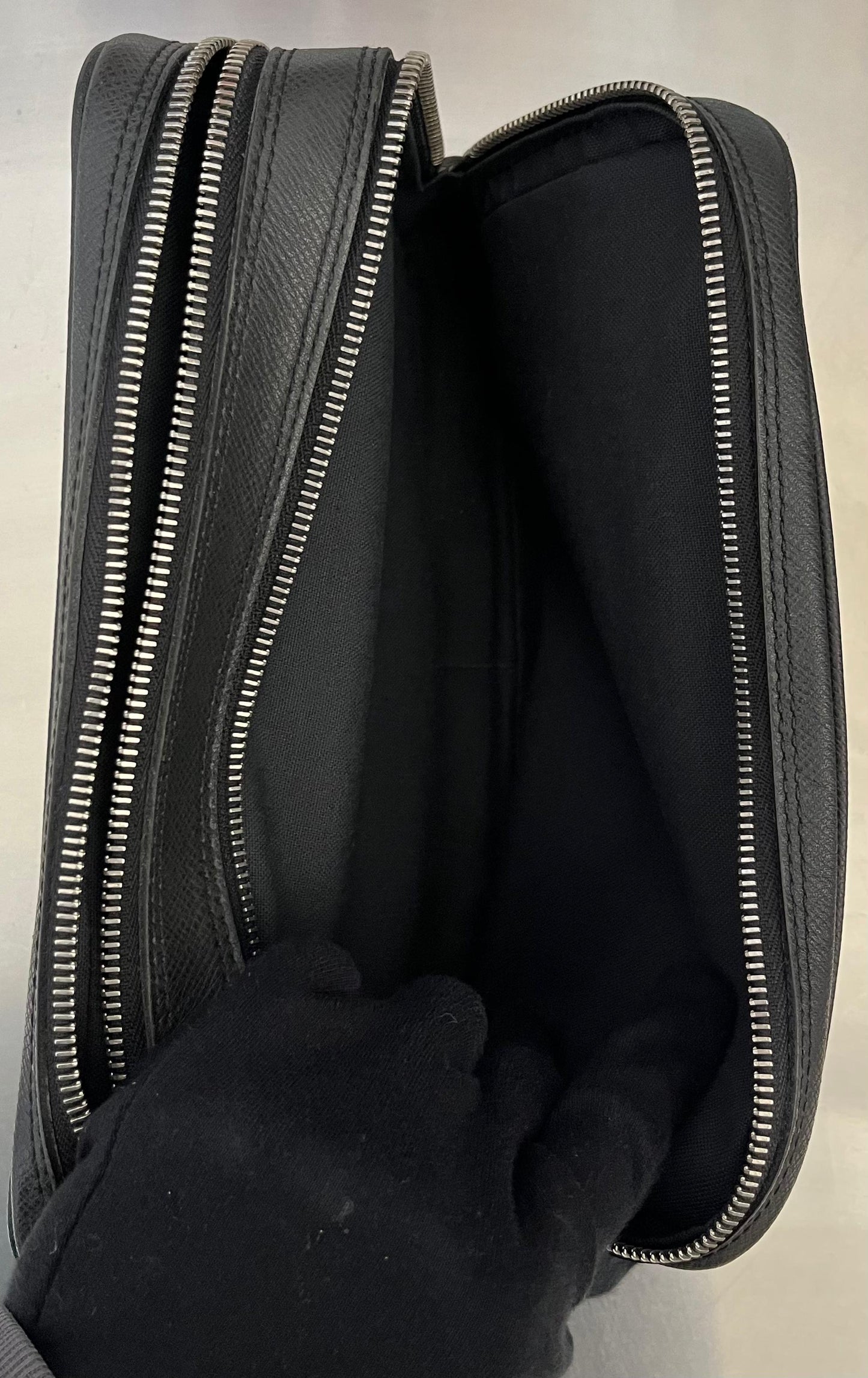 Louis Vuitton Pavel Taiga Leder