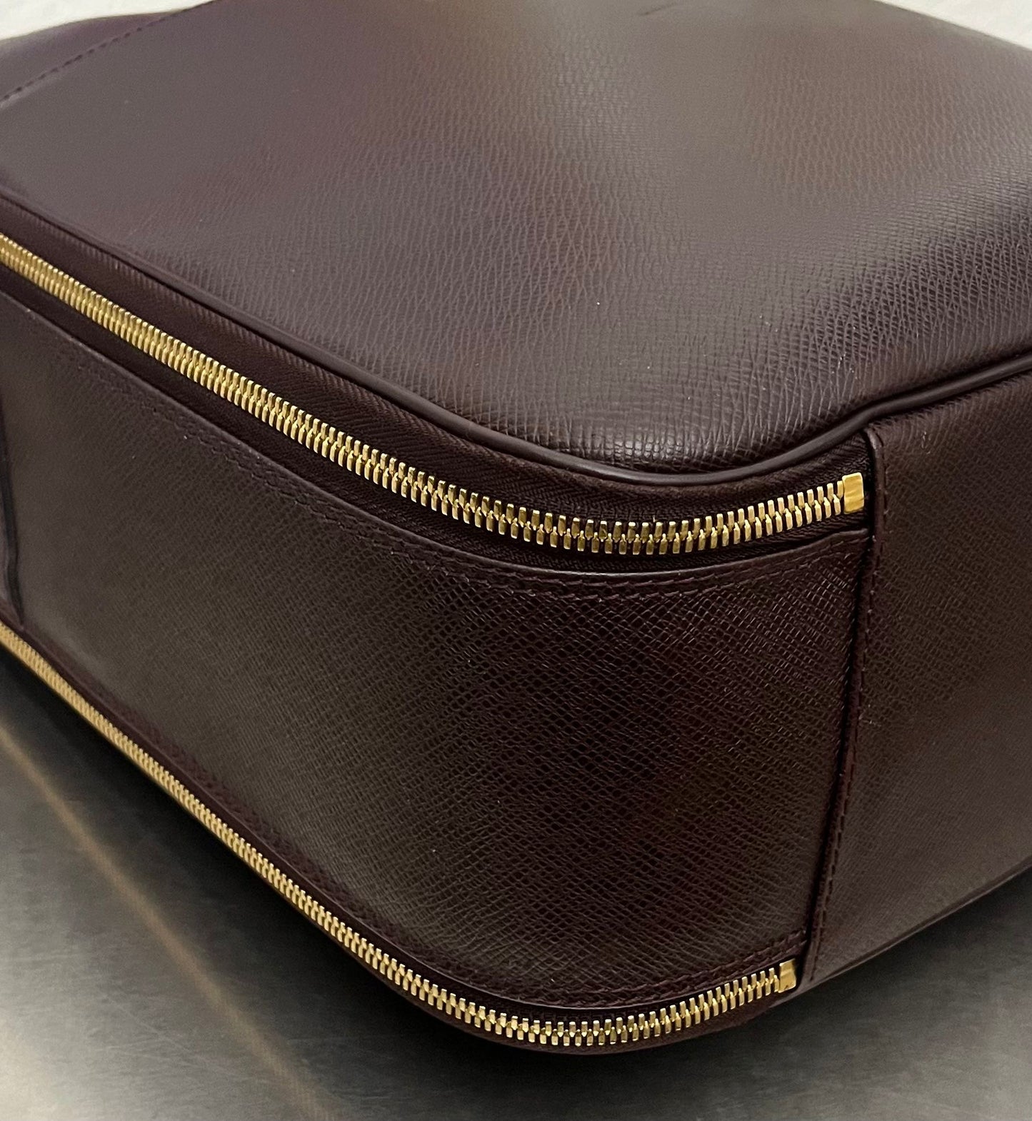 Louis Vuitton Porte Ordinateur Toura Taiga